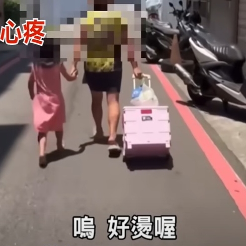硬拉女兒赤腳走在燙腳柏油路，無視大哭哀求，民眾拍攝反被嗆：「去去去去報！」單親媽多次被通報不當照顧