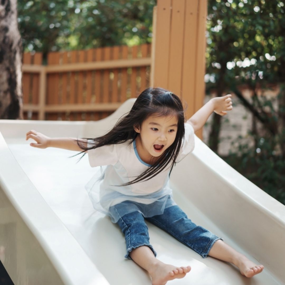 氣球、零食誘童？新北家長PO文提醒當心公園男子，抱女童玩耍強調無歹念