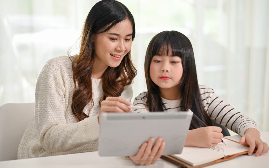 小學生早就走進數位世界了！與其一直說「不要玩」，不如教孩子用「數位鬼殺隊」四招改變環境、拿回時間