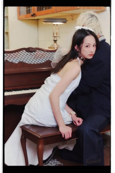 二寶媽簡嫚書頭戴白紗與老公拍「類婚紗照」好甜！不是紀念日也能拍，在平凡日子記起相愛初衷