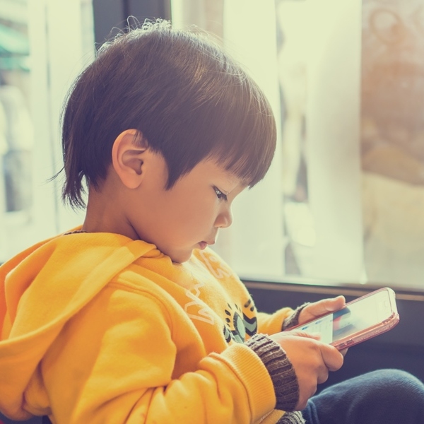 不用手機哄小孩，還能怎麼做？5招陪孩子練習應對情緒