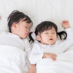 孩子睡相不好是好事！那是大腦正在休息的證據，專家提醒，不要為了調整姿勢，打斷睡眠