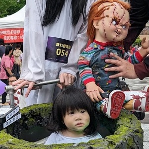 下水道嫩嬰小丑新作！今年萬聖節變身超萌「古井貞子」，自帶綠光反被嚇哭太可愛