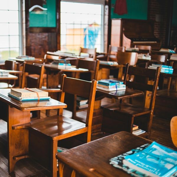 同學開玩笑拿走椅子致撞頭「輕度腦震盪」！告訴孩子這4種「玩笑遊戲」絕對不碰