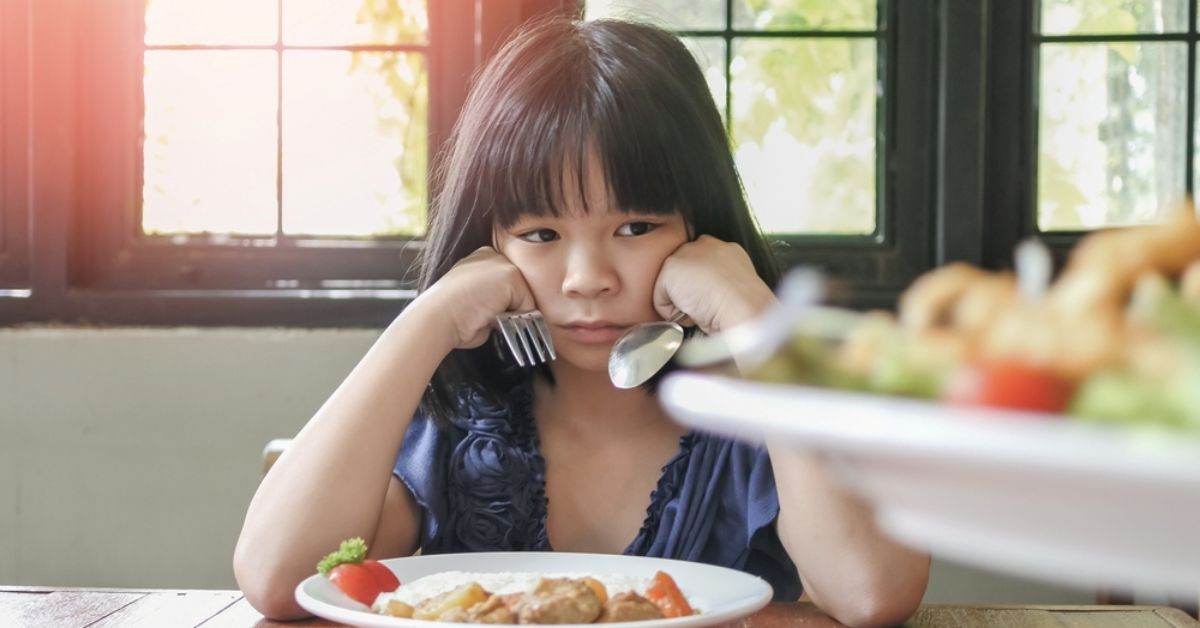 孩子一吃飯就皺眉、含飯、挑東挑西？兒童營養專家解析挑食原因，爸媽別再用罵的逼吃