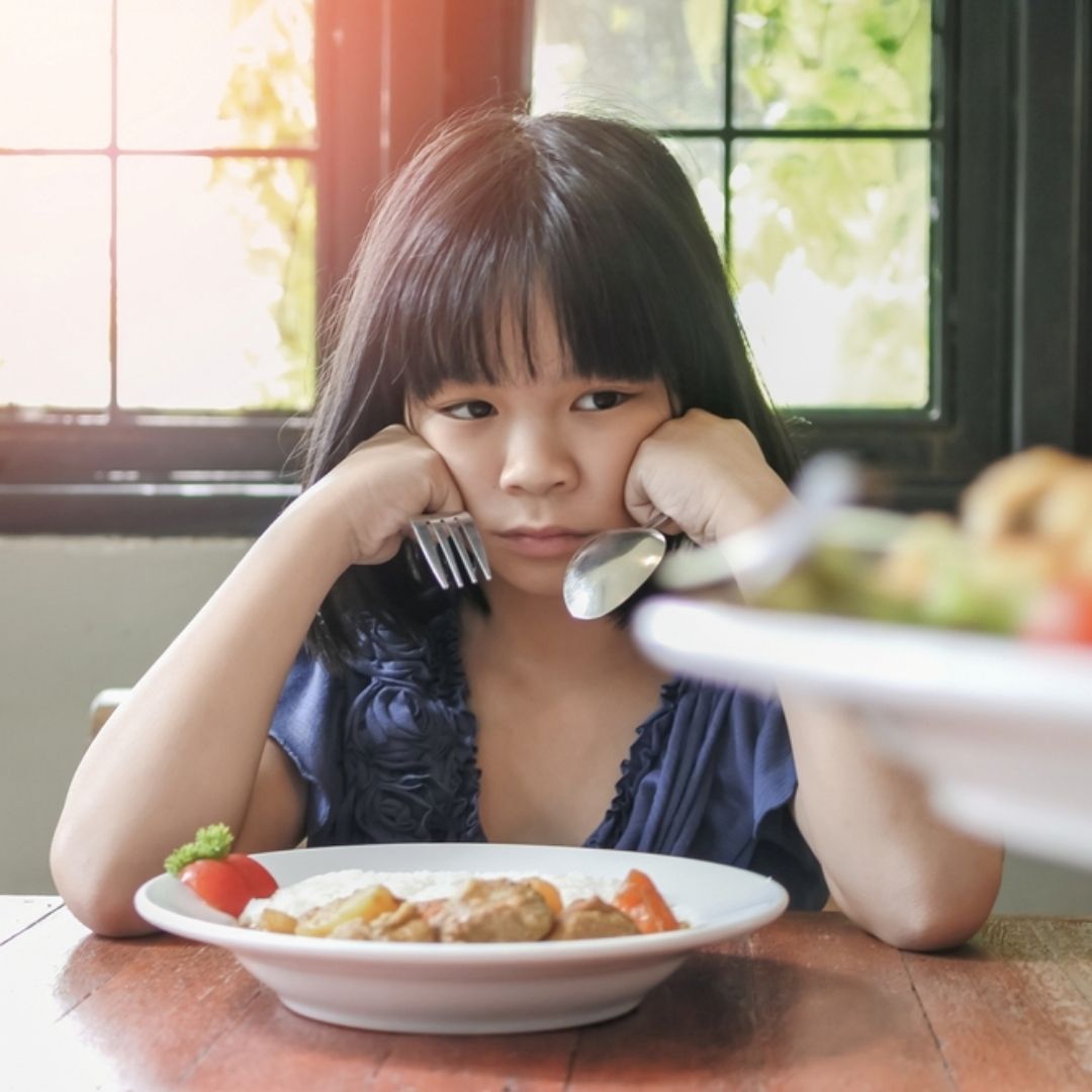 孩子一吃飯就皺眉、含飯、挑東挑西？兒童營養專家解析挑食原因，爸媽別再用罵的逼吃