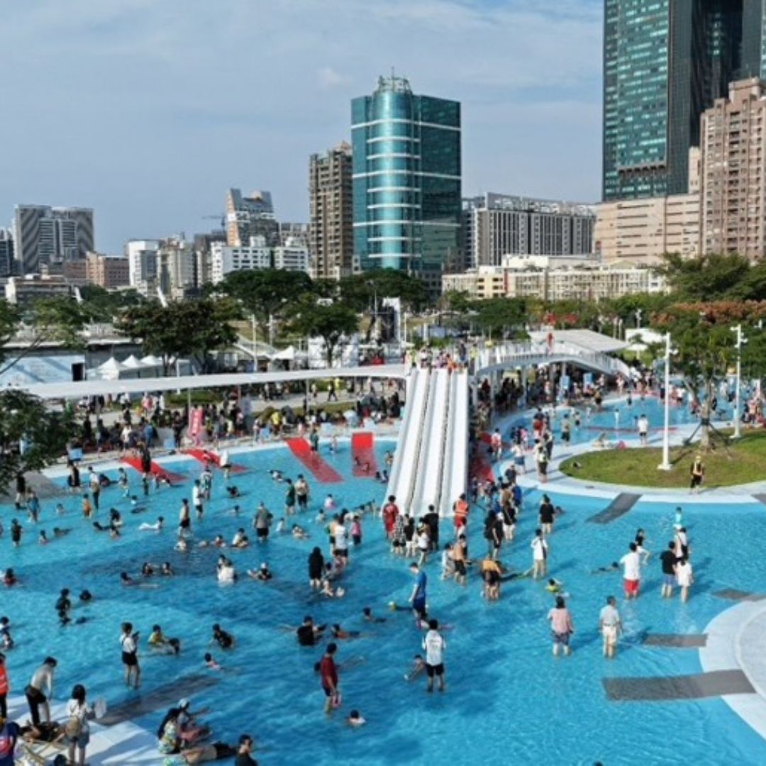 高雄「星光水岸公園戲水區」5月30日啟用！水陸雙主題設計，有滑水道、水上遊具及無邊際港景鞦韆