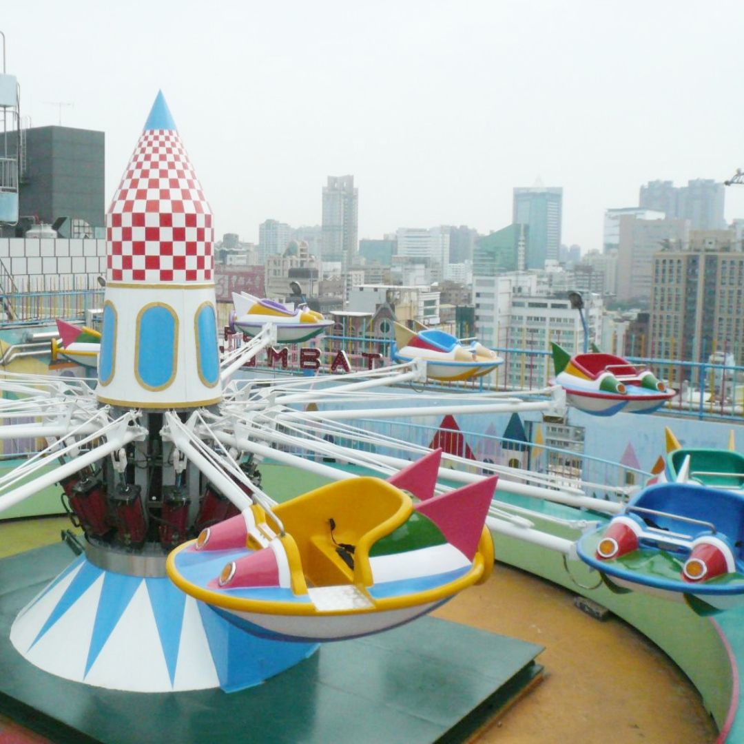 高雄大立百貨空中樂園才剛開幕，小飛機連續故障「童卡半空中」