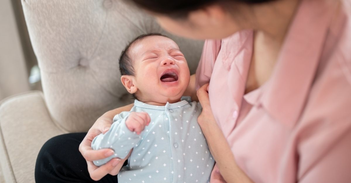 當嬰兒過度哭鬧時，父母也可能陷入焦慮與自我懷疑！給予父母支持很重要！