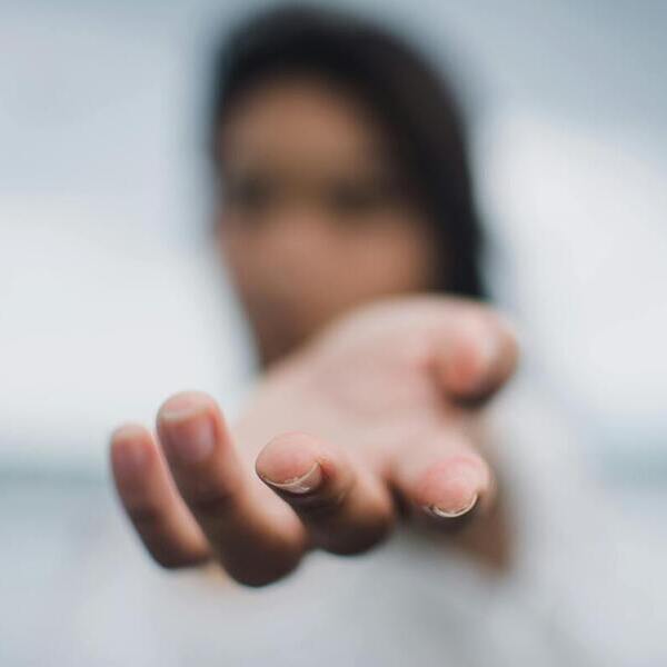打字到一半，手指疼痛伸不直？可能是「板機指」！好發於中年婦女，2款手指運動讓你不再卡卡