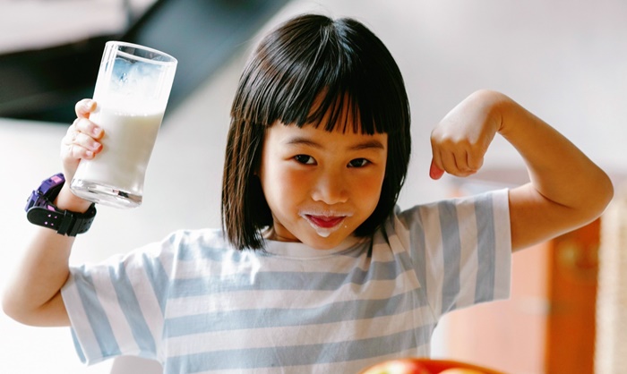 新北「鮮奶幸福週」2／23上路！2–12歲孩子每週免費領1瓶，哪裡領、誰可領、怎麼領？一次看
