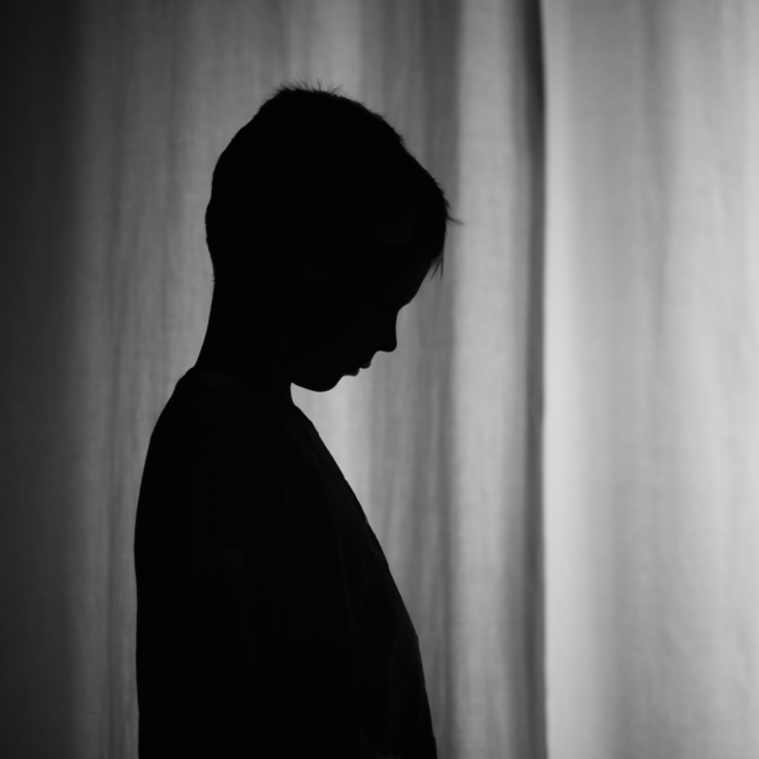 母帶男童玩迪士尼玩三天後，旅館內狠心手刃親子，房內堆滿紀念品，疑似因監護權糾紛痛下毒手