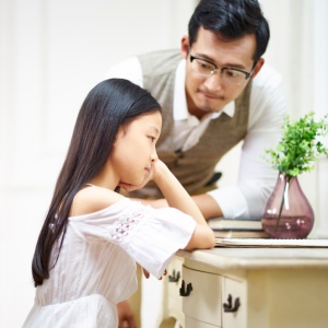 孩子跟你話越來越少，不是他無話可說，5技巧、20個問句讓你打開他的話匣子
