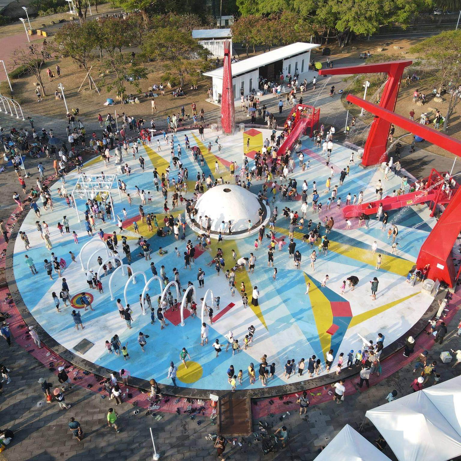 高雄「星光水岸公園」免費水上樂園10/24試營運！滑水道、港景鞦韆超好玩