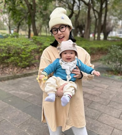 新手媽媽李佳穎也難逃「媽媽手」困擾！得來不易的小寶貝，根本捨不得放下，一旦中了記得靠這三招舒緩