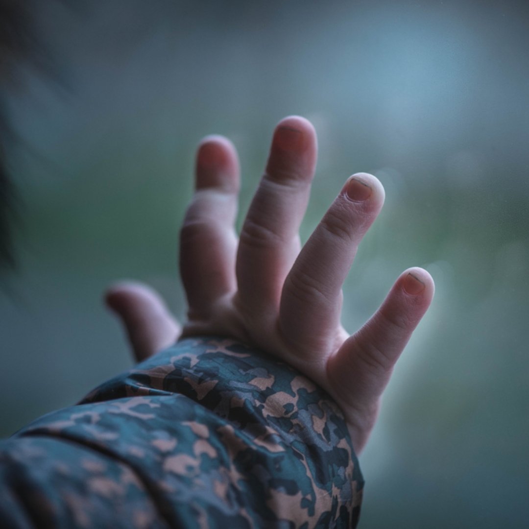 高雄母長期施暴對1歲兒，衣架、鋁製球棒、徒手毆打，舉高重摔，兒顱骨粉碎、腦出血不治