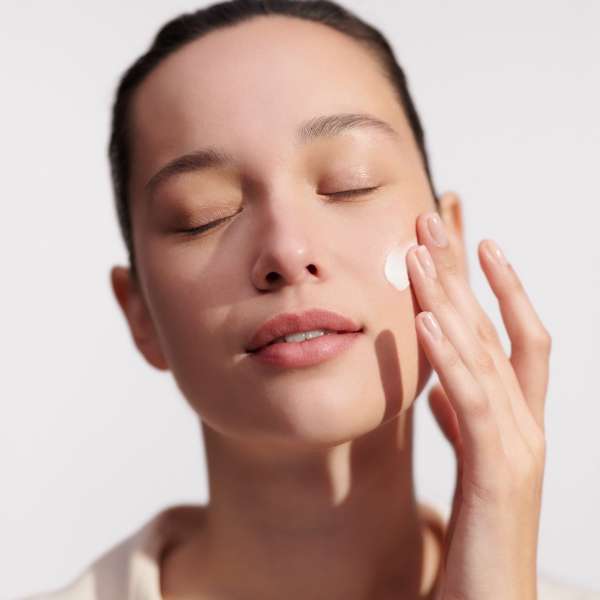 「U臉變V臉」就要這麼按！熬夜育嬰、睡眠不足的水腫臉，按對位置與方法就能變小臉