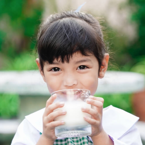 農業部今年9月實施「班班有鮮乳」，讓全台國小與附設幼兒園學童，一周喝兩次國產鮮乳
