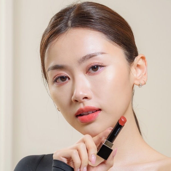 學會櫻花妹微笑妝，讓妳人緣好運一次大爆發！不敗大地色系是首選，腮紅疊上這一層蘋果肌超立體