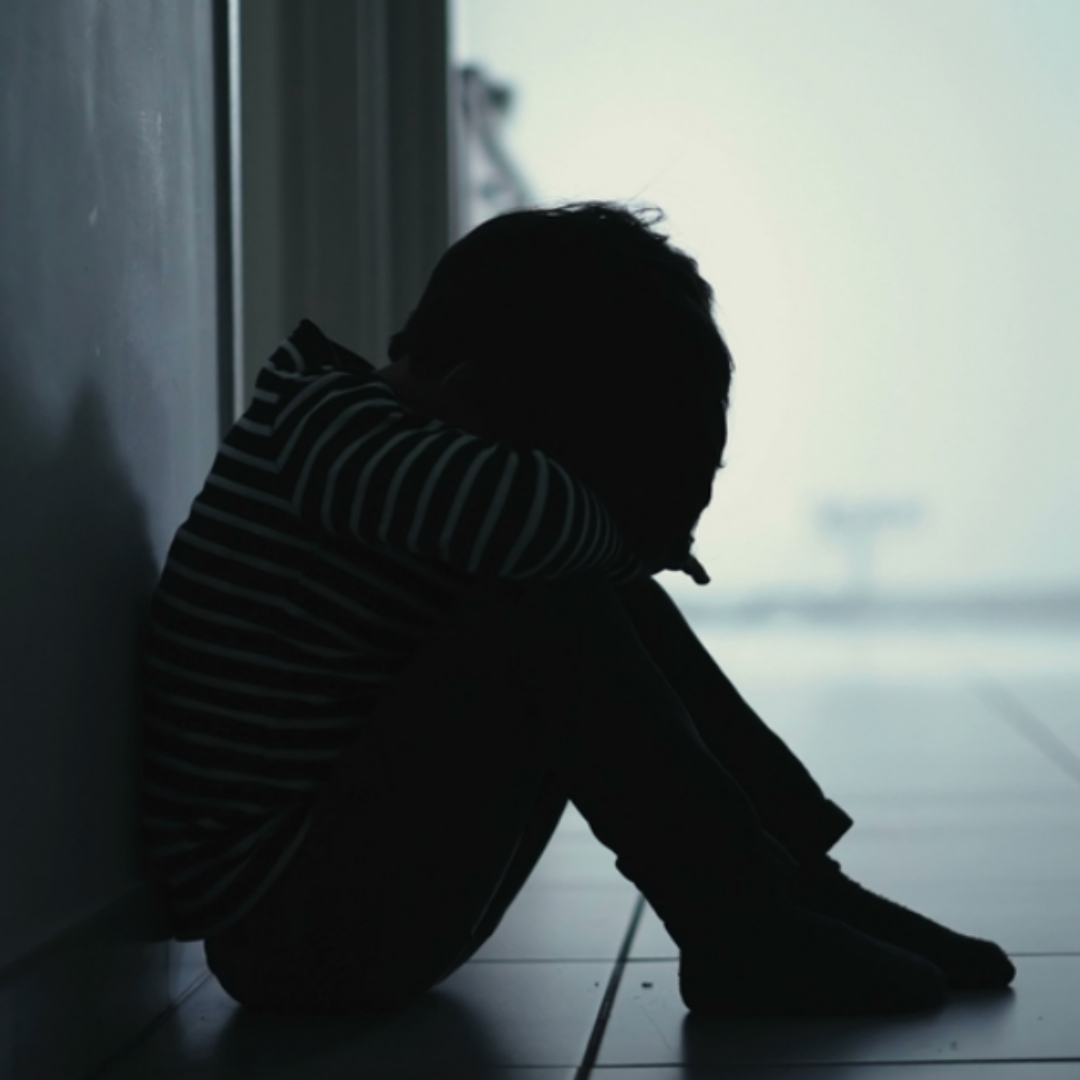 三歲男童被保母「愛的小手」痛打，傷痕累累，送托前總是哭泣，新北市社會局公告保母姓名，並廢止其保母證明