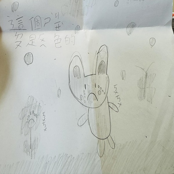女兒畫「這個世界是灰色的」花朵、小兔子都哭泣，媽媽超擔心回答卻令人哭笑不得