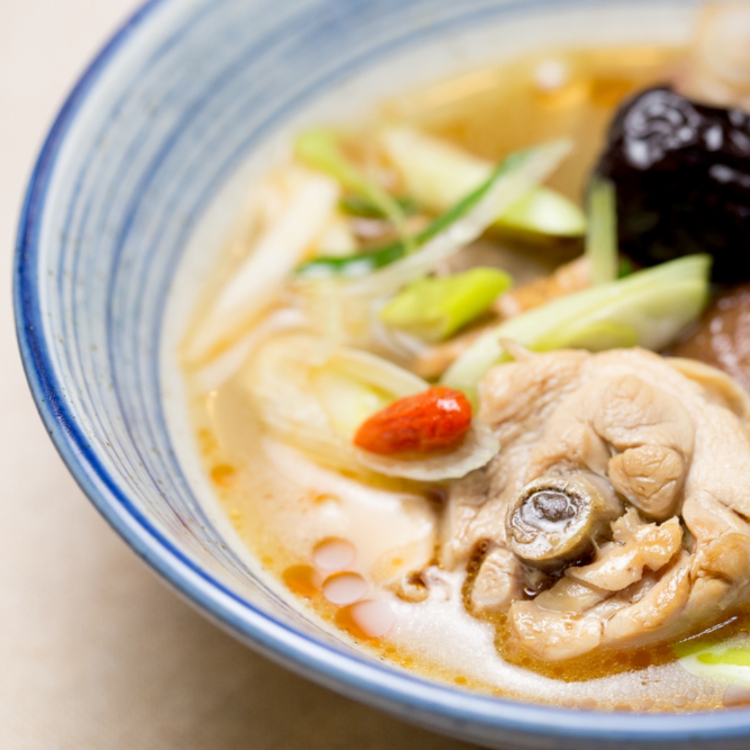 餵母乳可以吃麻油雞嗎？餵母乳可以吃麻油麵線嗎？餵母乳可以吃麻油腰子嗎？餵母乳可以吃補的嗎？餵母乳可以吃火鍋嗎？