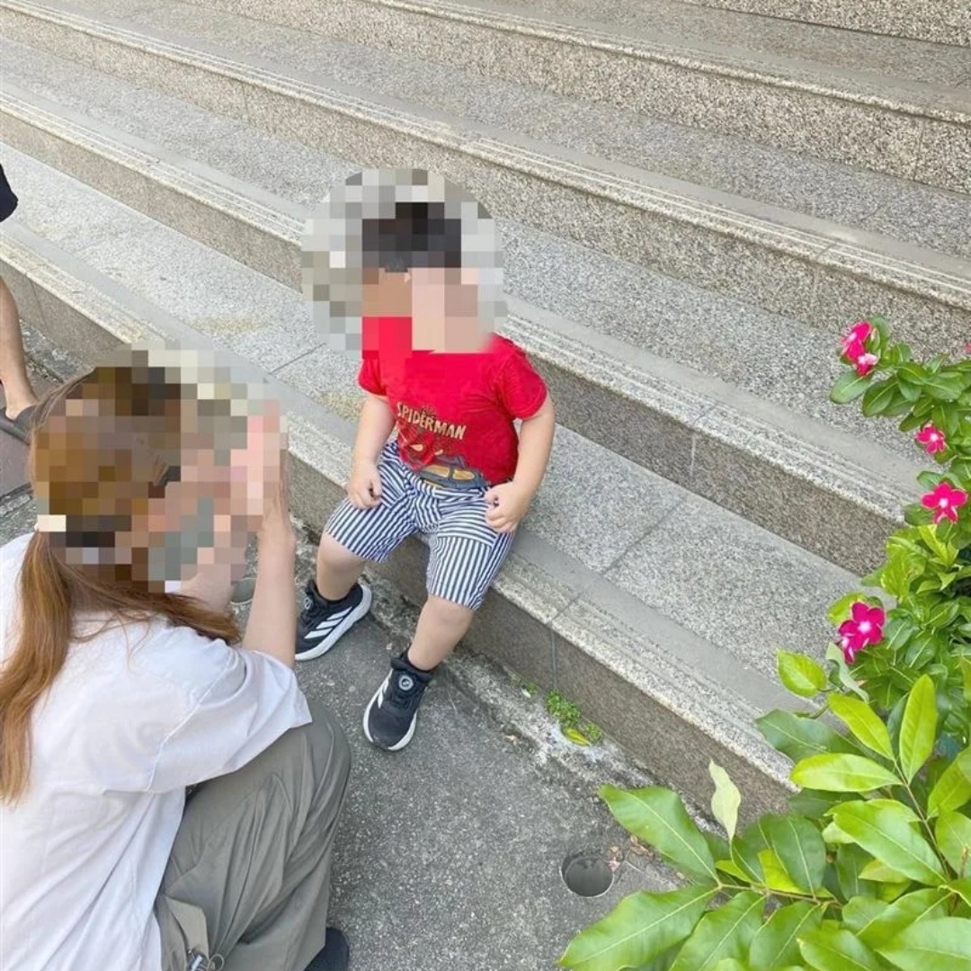 新竹某國小附設幼兒園，幼童獨自離園，站馬路中間，熱心民眾報警處理，半小時後老師出現