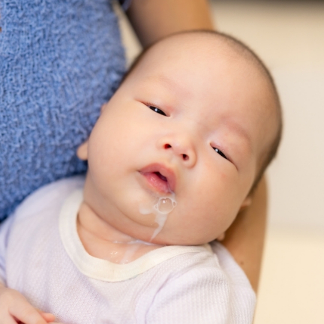 嬰兒吐奶正常嗎？詳解寶寶吐奶的原因、處理與預防方法