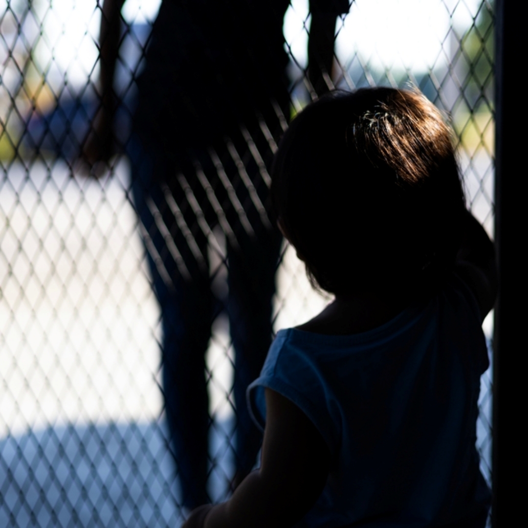 高雄遊樂場驚見男大生嘴對嘴親吻國小童，家長急報警，警方介入保護