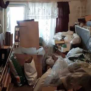 家裡推滿東西捨不得丟？別再把垃圾說成收藏！心理師分析囤積症患者的三種依戀型態