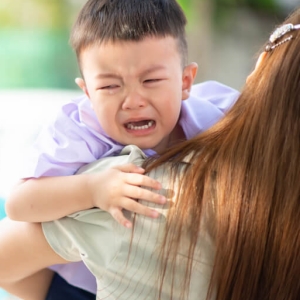 幼兒不想上學，哭鬧不停、回家情緒低落、惡夢不斷，爸媽一片哀號，該怎麼辦？