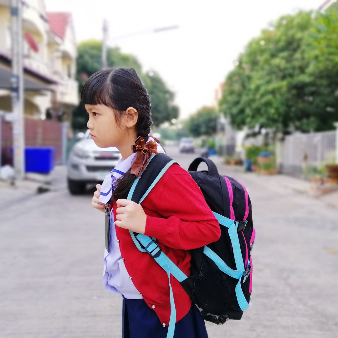 孩子駝背愈來愈嚴重？醫揪「真正元凶」：加速脊椎崩壞 書包太重就是之一