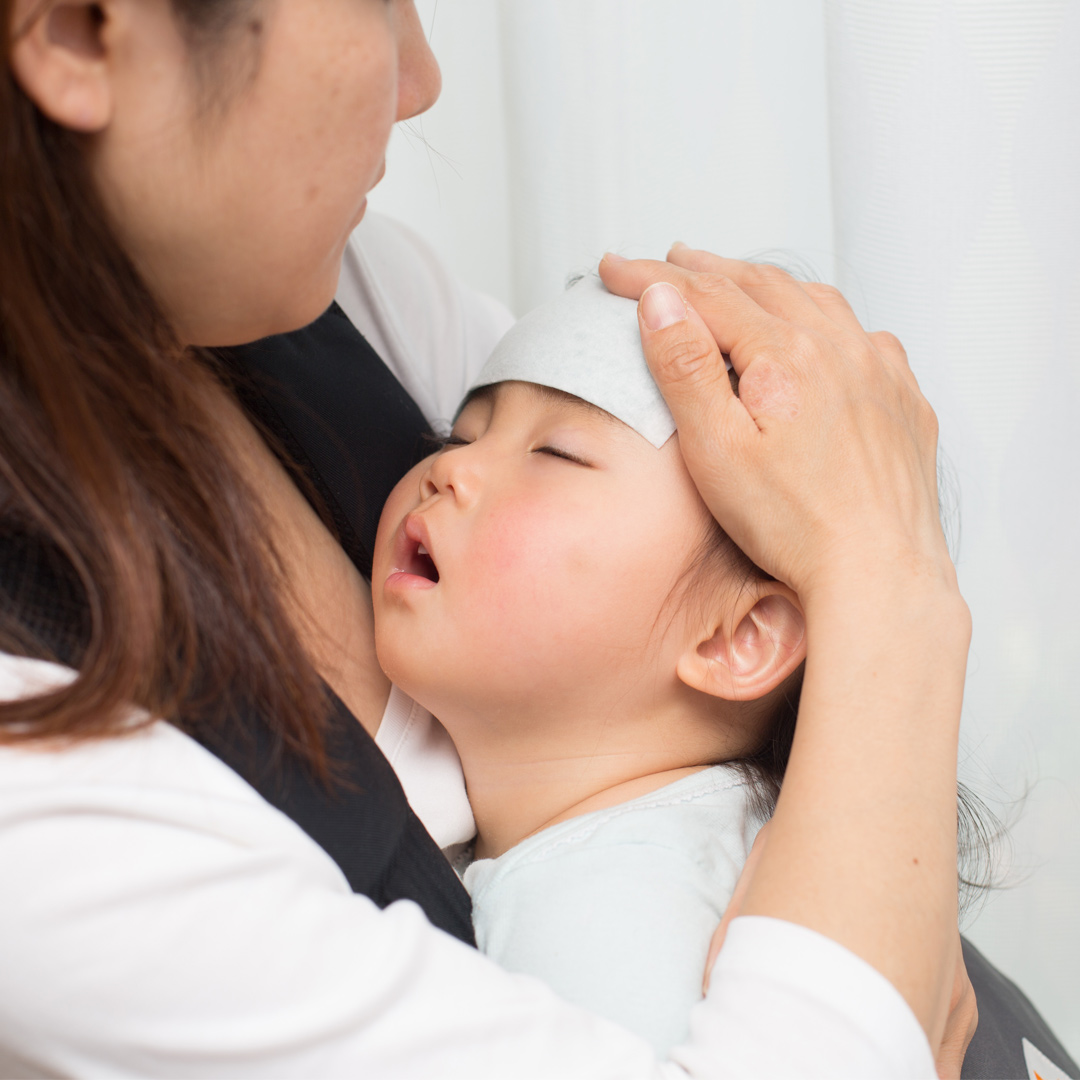 小孩高燒40度要掛急診嗎？兒科醫教你分辨送醫時機，出現「這6危險症狀」別拖了