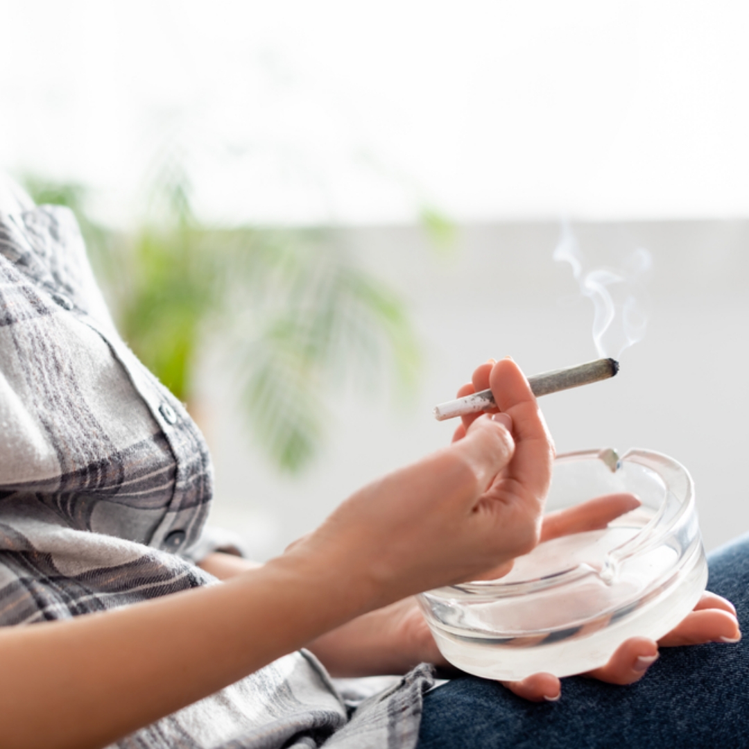 二手與三手菸對孩子的危害，別以為沒在家中抽菸就沒事，毒素附著於衣物、牆壁與家具表面，釋放致癌物
