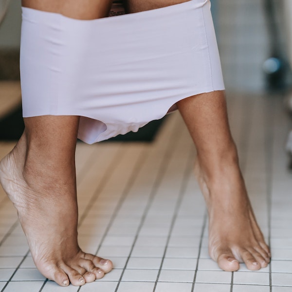 一憋尿就腹脹，38歲女頻跑廁所！醫揭「膀胱過動」這些飲品最好少喝