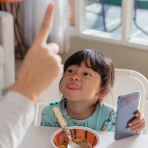 孩子作文批父母雙標，「玩手機眼睛會瞎，看書不會」，當孩子質疑管教，你只要他們別囉嗦照做嗎？