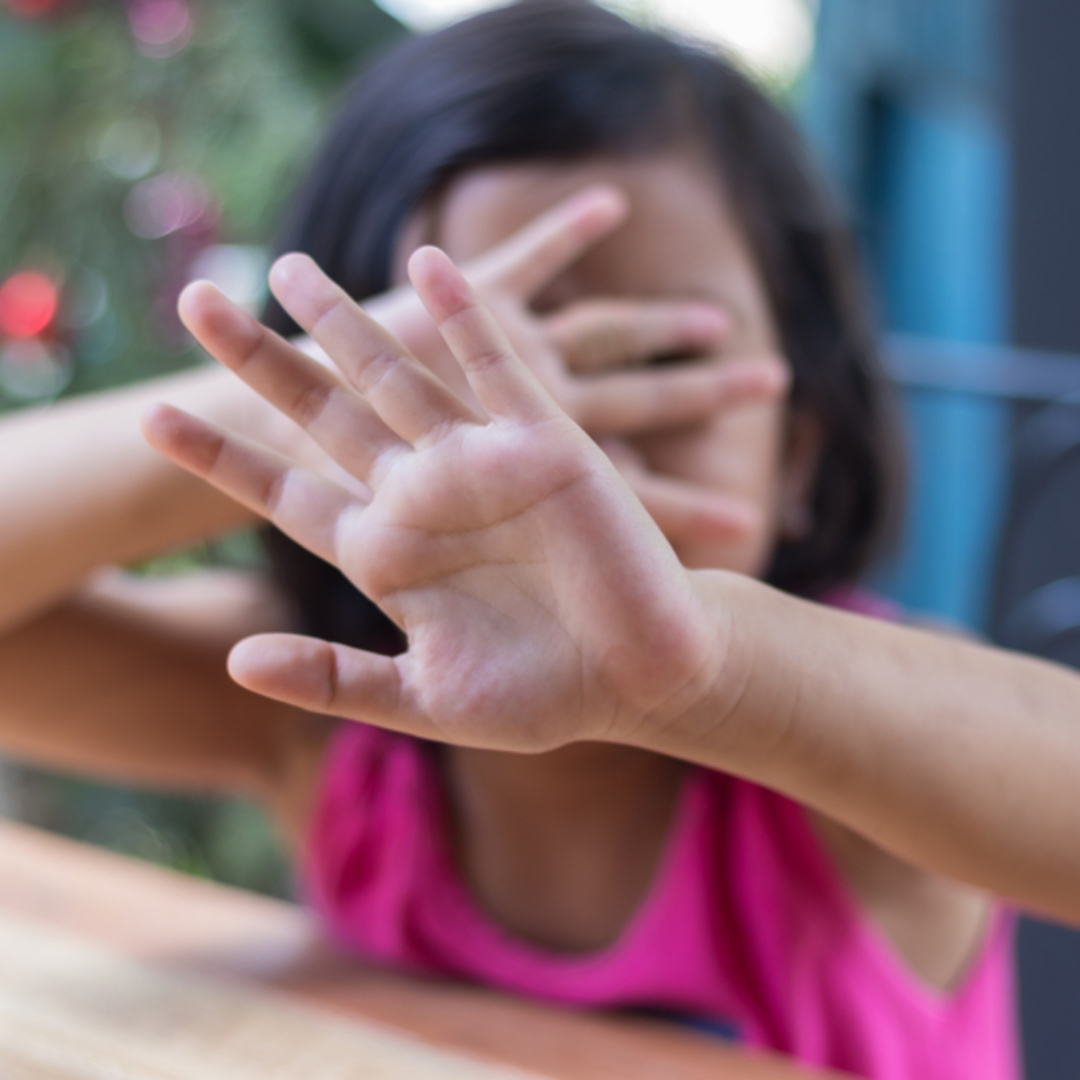 台南5歲女童跟著媽媽到超商上班，竟在一個月內被可惡男同事帶到倉庫性侵五次，犯行全被監視器錄下！
