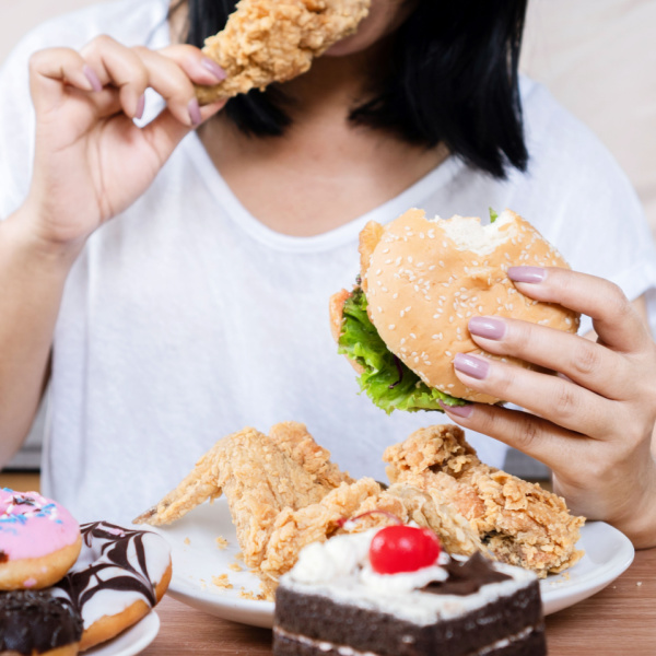 嘴饞停不了？是真的餓，還是心理出問題？一文教你看懂「情緒性進食」的5大症狀+4招緩解法