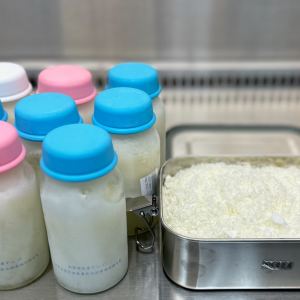 母乳粉，可作為新型式的母乳添加劑替代品。南區母乳庫利用捐乳生產母乳粉，用以支援領用冷凍捐乳有困難的家庭
