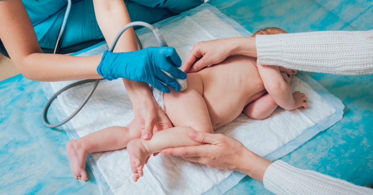 「髖關節發育不良」在嬰兒時期往往沒有明顯症狀，若未及時診斷與治療，可能導致孩子長大後出現跛行、長短腳或慢性關節疼痛