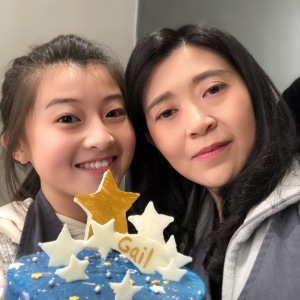 蓋兒Gail媽媽分享教養點滴，她是這樣養出兩個學霸！害羞說：「至今仍會向女兒討抱抱。」