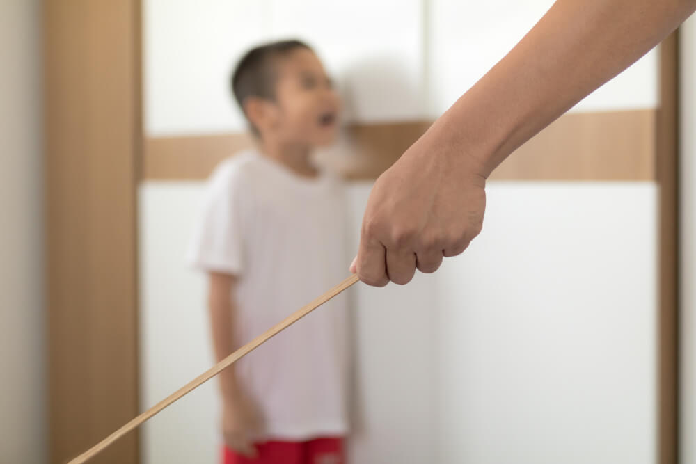 太誇張了！南韓11歲男童被爸爸持鋁棒「活活打死」，原因竟然是回家不寫功課