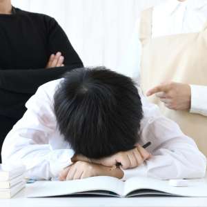 孩子越來越不想跟你說話？過度強調競爭力的家長，愛透過孩子的成就來榮耀自己，卻因此失去他的心
