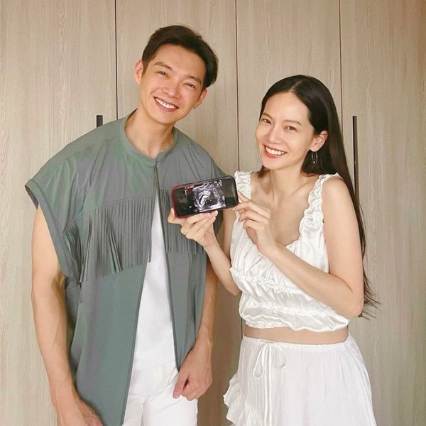 曾之喬驚喜公布「我懷孕了！」開心曬小腳丫，雖然是黑白的，但是都好可愛啊