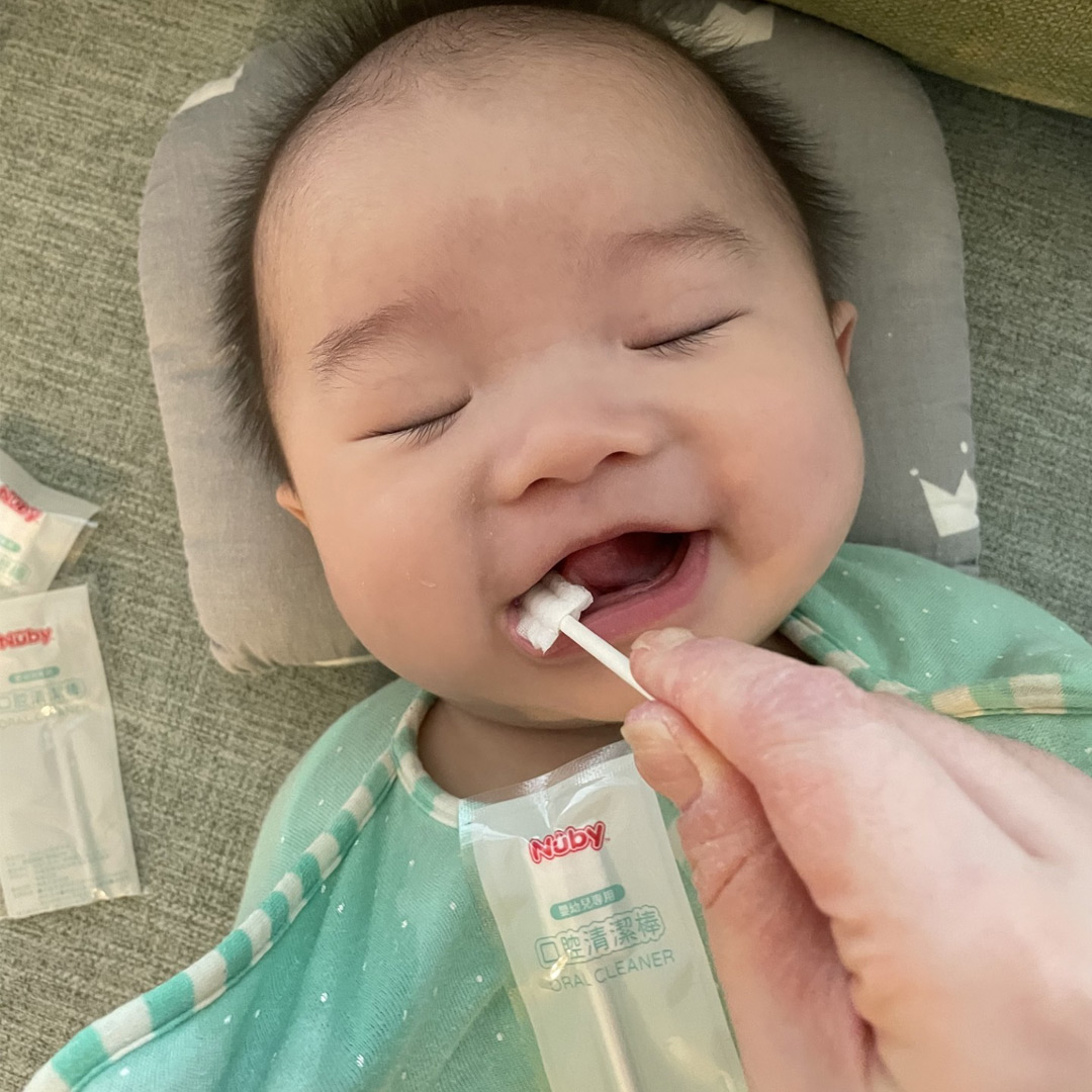 寶寶的口腔健康，放心交給「Nuby口腔清潔棒」！3D波浪刷頭搭配環保紙棒，確保清潔口腔零死角