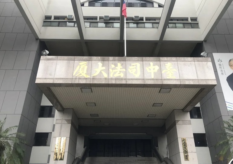 媽媽與朋友聊到忘我，1歲兒慘遭朋友輾壓死於輪下！沒看好孩子，判過失致死....