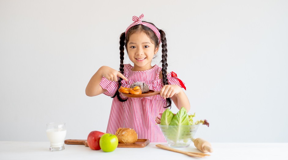 孩子寒假外食怎麼吃不發胖？營養師媽媽揭三大肥胖陷阱，「這食材」讓健康飲食變有趣，是餐桌上的祕密武器