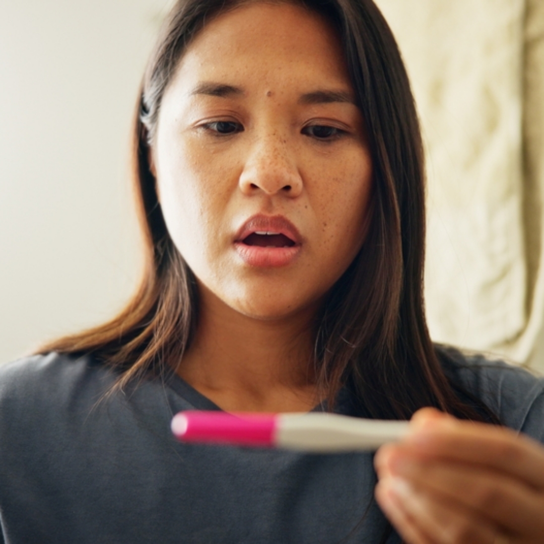 驗孕棒出現兩條線了！何時去醫院檢查比較好？第8週才可以領孕婦健康手冊，那時候再去？