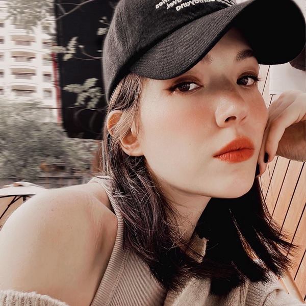 女神許瑋甯懷孕7月現身信義區 ! 即使挺肚四肢依然纖瘦 ，不時撫摸肚子，準媽媽的幸福模樣藏都藏不住