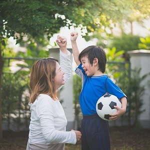 暑假帶孩子運動長高當心「夏日熱傷害」，兒科醫：三重點預防中暑，開心成長！